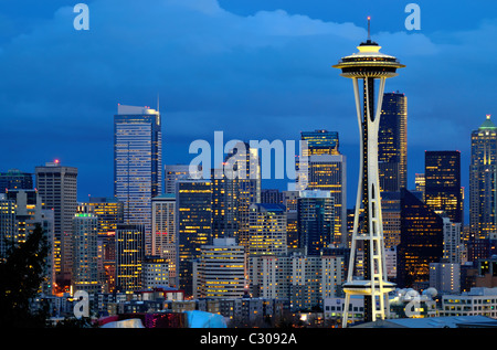 Seattle Space Needle au crépuscule vue de kerry park Banque D'Images