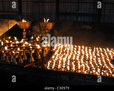 Bougies allumées dans un temple bouddhiste, Katmandou, Népal Banque D'Images