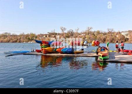 Kayak, location de paddleboard, adolescents, lac Lady Bird, fleuve Colorado. Banque D'Images