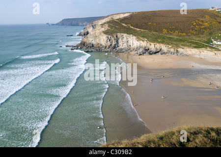 Haut sur les falaises au-dessus de Porthtowan beach à Cornwall UK. Banque D'Images