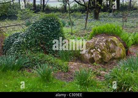 Femme de ménage boue terre sculpture de pierre et de plantes dans les jardins perdus de Heligan attraction touristique, Cornwall, Angleterre Banque D'Images