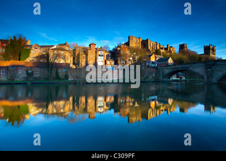 L'Angleterre, dans le comté de Durham, Durham City. Pont sur la rivière de l'usure dans la ville de Durham, la Cathédrale et château de Durham avec Banque D'Images