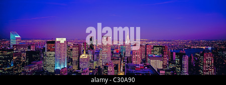 Photo panoramique à l'Est de Midtown Manhattan skyline at Dusk, montrant le Chrysler , a rencontré la vie, et Citicorp bâtiments. Banque D'Images