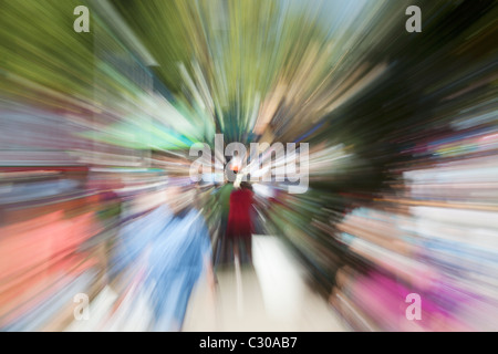 Motion blurred zoom de foule de personnes à pied Banque D'Images