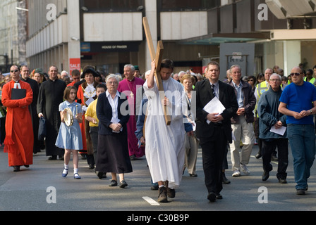 Marche du pardon du témoin, Pâques Vendredi Saint. London UK. La Crucifixion sur la rue Victoria. HOMER SYKES Banque D'Images