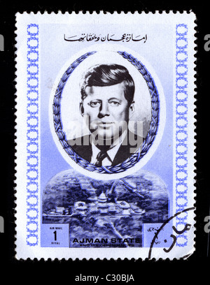 AJMAN-vers 1970:un timbre imprimé en AJMAN montre image de John Fitzgerald Kennedy 'Jack', souvent désigné par ses initiales, JFK était le 35e président des États-Unis, de 1961 jusqu'à son assassinat en 1963, vers 1970. Banque D'Images