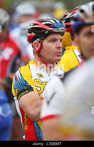 SCOTTSDALE, AZ - 4 octobre : Les cyclistes s'alignent pour le départ de la 6ème Tour de Scottsdale le samedi 4 octobre 2009 Banque D'Images