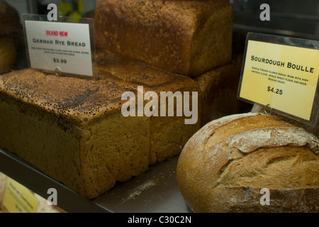Du pain frais est assis sur une étagère de boulanger à Grand Central Station New York. Banque D'Images