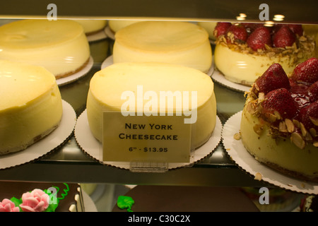 New York cheesecake se trouve dans un cas en réfrigéré boulangerie Grand Central Station New York. Banque D'Images