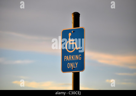 Handicap parking sign Banque D'Images