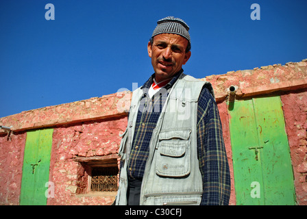 Portrait par colorful wall dans Immouzzer, Maroc Banque D'Images