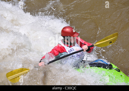 Dans kayacker colorado rapids Banque D'Images