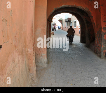 Moto homme conduisant à Marrakech, Maroc Banque D'Images