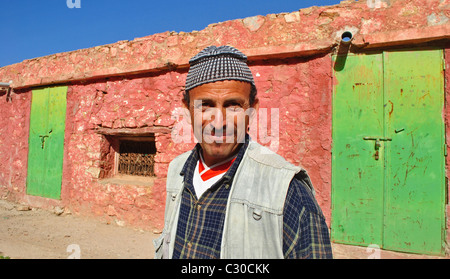 Portrait par colorful wall dans Immouzzer, Maroc Banque D'Images