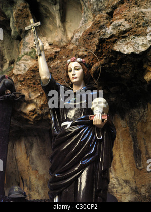 Monte Pellegrino Sicile Italie grotte de Santa Rosalia 1130-1166 Statue de Santa Rosalia Holding Book et du crâne Banque D'Images