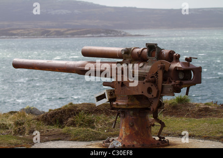 La rouille à l'artillerie et munitions Point, East Falkland Banque D'Images