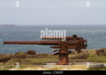 Mise hors service des pièces d'artillerie non explosées au Point, East Falkland Banque D'Images