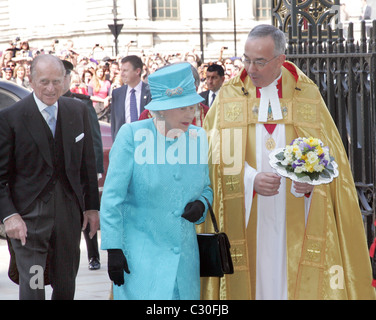 La Reine, à l'occasion de son 85e anniversaire de son arrivée à l'assemblée annuelle publique Saint Royal à l'abbaye de Westminster 21.04.2011 Banque D'Images