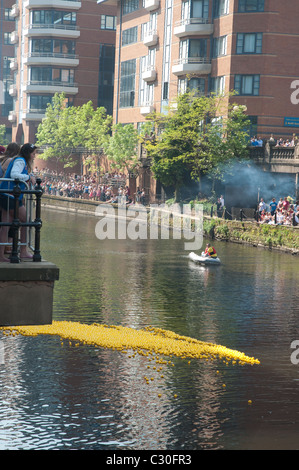 Spectateurs bordent les rives de la rivière Irwell pour regarder la 2ème course de canards,Manchester Manchester,Spinningfields. Banque D'Images