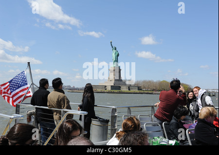 Pour de nombreux touristes, la Statue de la liberté est le point culminant d'une croisière dans le port de New York. Banque D'Images