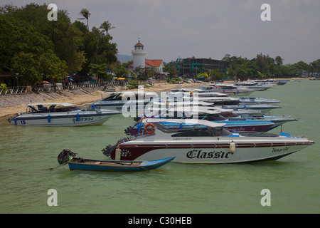 Les bateaux dans la baie de Chalong, utilisé pour prendre de l'îles autour de Phuket , Thaïlande Banque D'Images