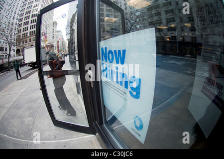 Un signe d'embauche maintenant dans la fenêtre d'une succursale à JP Morgan Chase Manhattan le Vendredi, Avril 15, 2011. (© Frances M. Roberts) Banque D'Images