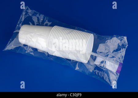 Vingt cinq gobelets jetables en plastique blanc scellé dans un sac en cellophane claire Banque D'Images