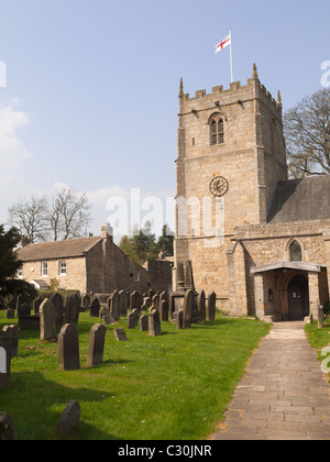 Les chalets et l'église historique de Saint Romald dans la zone de conservation du village de Teesdale Romaldkirk Co Durham Banque D'Images