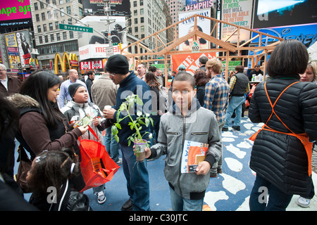 Visiteurs à la célébration du Jour de la Terre à Times Square à New York, le vendredi 22 avril 2011. (© Richard B. Levine) Banque D'Images