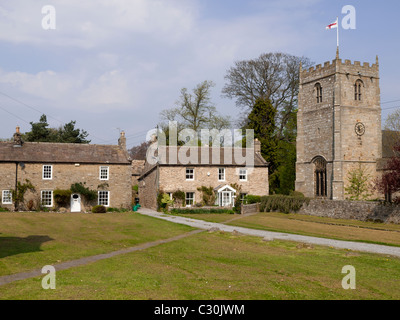Les chalets et l'église historique de Saint Romald dans la zone de conservation du village de Teesdale Romaldkirk Co Durham Banque D'Images