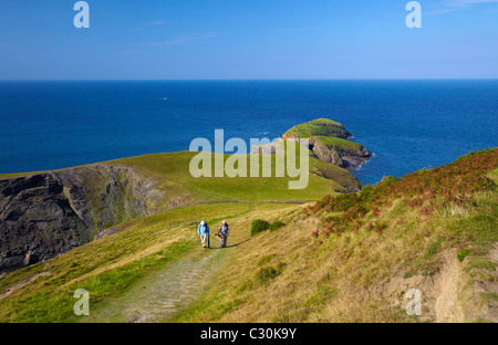 Les pêcheurs à la marche arrière de Lochtyn Ynys, Llangrannog, Ouest du pays de Galles. Banque D'Images