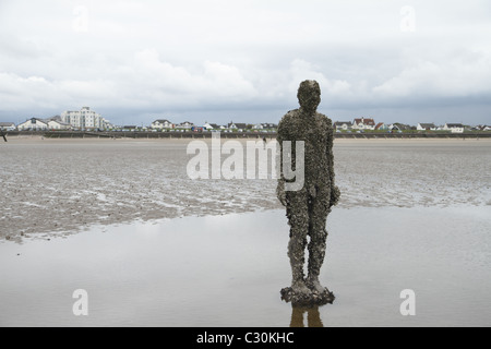 Antony Gormley a un autre endroit, Crosby, Merseyside Banque D'Images