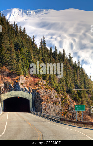 Tunnel et road à Whittier le long lac Portage, Southcentral Alaska, printemps, HDR Banque D'Images