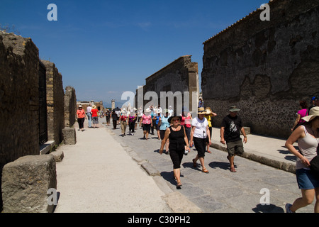 Des groupes de touristes dans les rues de Pompéi Banque D'Images