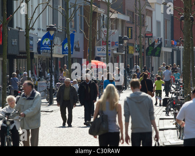 Rue commerçante de Bergen op Zoom, aux Pays-Bas, avec beaucoup de gens Banque D'Images