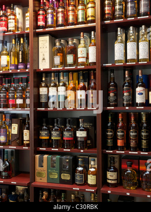 De nombreux types différents de bouteilles dans un magasin à Hasselt, Belgique Whiskey Banque D'Images