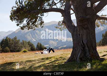 Deux personnes se trouvant dans le pré Coll d'Ordino Andorre Banque D'Images