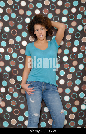 Belle jeune femme d'origine ethnique mixte, porter un jean bleu et t shirt Banque D'Images