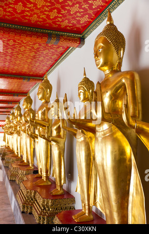 Rangée de statues de Bouddha en or permanent au Sacré Temple de Wat Pho à Bangkok, Thaïlande Banque D'Images