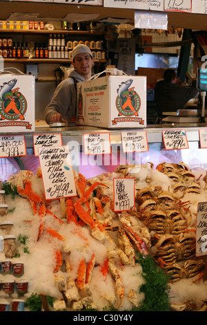 Les marchands et leurs produits frais au marché des producteurs populaires Banque D'Images