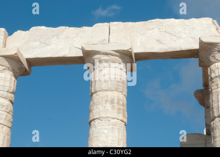 Cap Sounion est à noter que le site des ruines d'un ancien temple grec de Poséidon, le dieu de la mer dans la mythologie classique. Banque D'Images