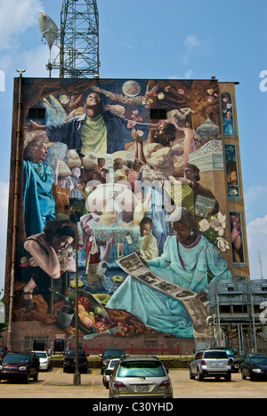 'Une fois dans une Lune Millenium' 8 étages 'communauté' par des numéros de peinture murale sur deux côtés de AT&T building à Shreveport LA Banque D'Images