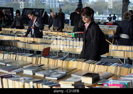 Les personnes à la recherche de livres dans un kiosque en plein air sous le pont de Waterloo à Londres, Angleterre Banque D'Images