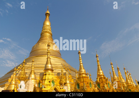 Les pagodes d'or et les sanctuaires bouddhistes à la Paya Shwedagon à Yangon, Myanmar ou Birmanie Banque D'Images