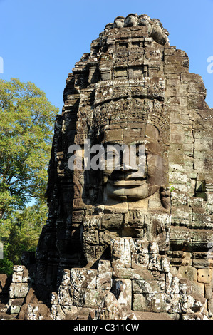 Le géant de pierre smiling faces de Bayon dans le célèbre parc archéologique d'Angkor est l'un des plus spectaculaires des temples. Banque D'Images