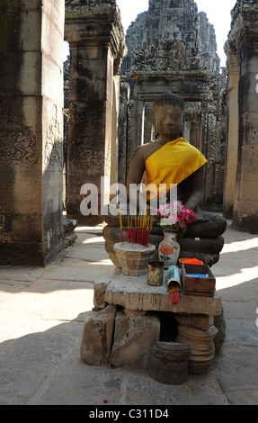 Statue de Bouddha assis figure dans temple Bayon, Siem Reap, Cambodge Banque D'Images