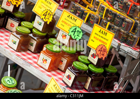 Pots de confiture faite maison sur un stand d'un marché à Rome, Italie Banque D'Images