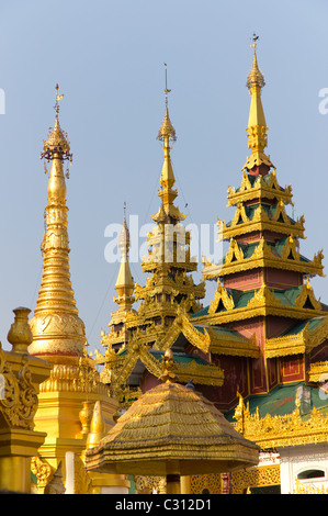 Embout d'or stupas et sanctuaires à la Paya Shwedagon à Yangon, Myanmar Banque D'Images