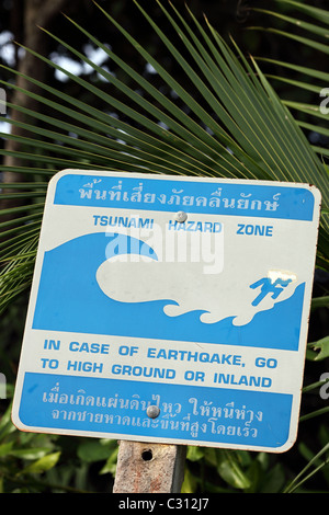 Signe d'évacuation tsunami sur la plage Ao Nang à Krabi. Banque D'Images