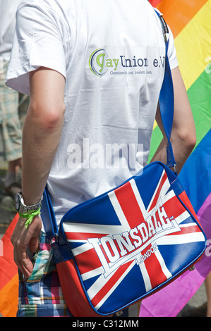 Gay Homme portant un T-Shirt de l'Union Gay et Lonsdale London sac Union Jack Banque D'Images